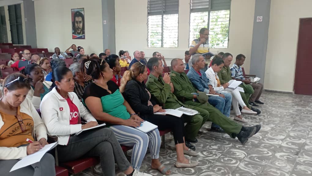 Con los cuadros políticos, de masas y administrativos puntualizamos las medidas para enfrentar el bloqueo y la guerra energética que nos hace el gobierno de los EEUU. 

#Pilón está firme. 

#CubaEstáFirme #TumbaElBloqueo 
#MunicipioPilón #ProvinciaGranma #Cuba