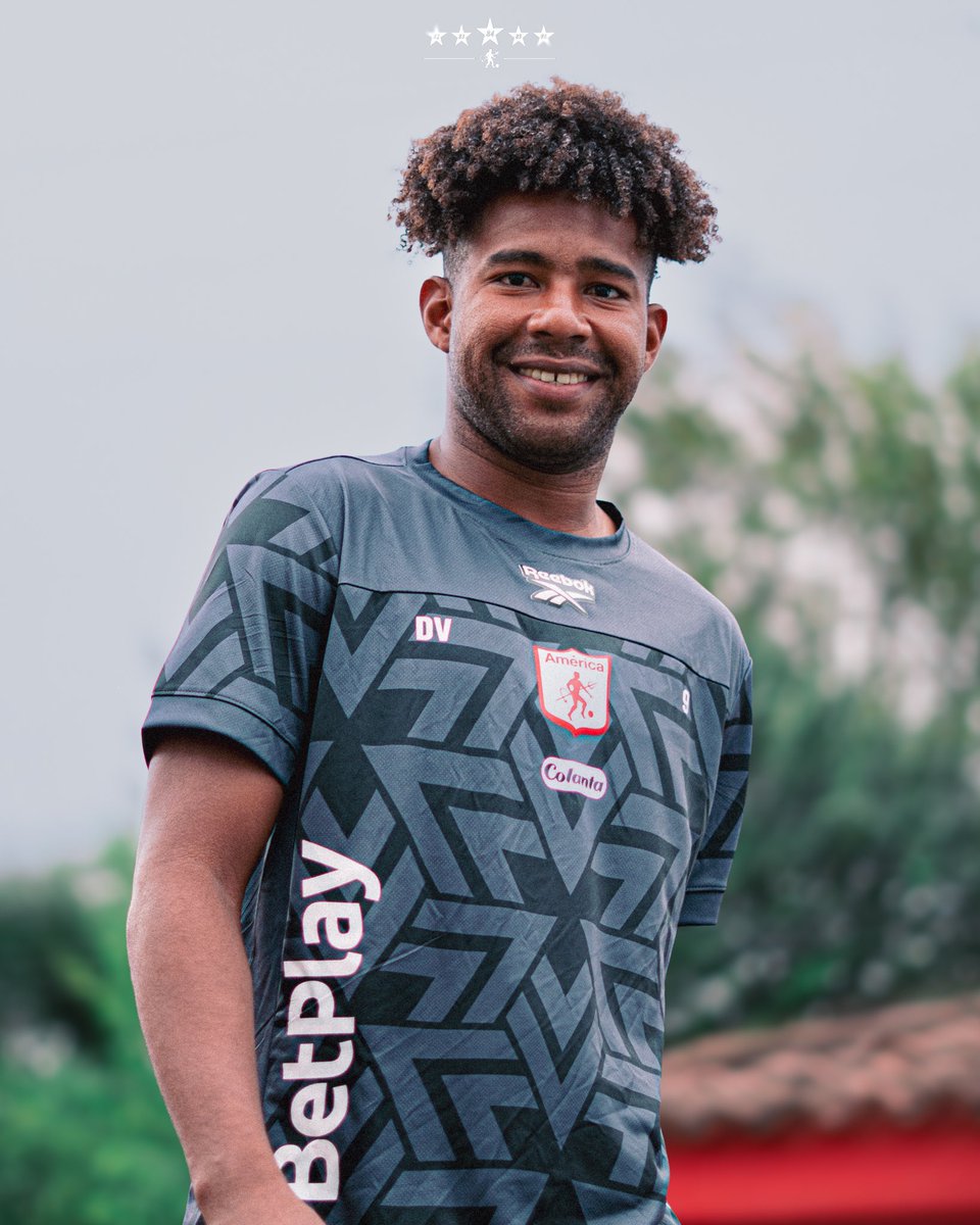 🚨 Ya llegó el transfer de Daniel Valencia. El delantero de <a href="/AmericadeCali/">América de Cali</a> estará disponible para el partido de este viernes 🆚 <a href="/SantaFe/">Independiente Santa Fe</a> 

👉🏻 youtube.com/live/Gm_v5ZhaF…