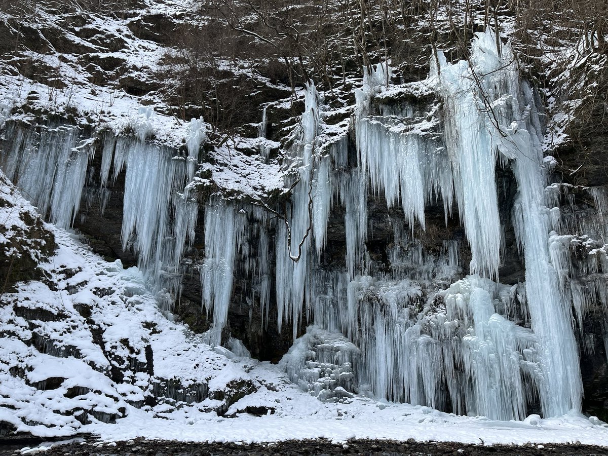 三十槌の氷柱（みそつちのつらら）！1枚目は天然ゾーン、2・3枚目は