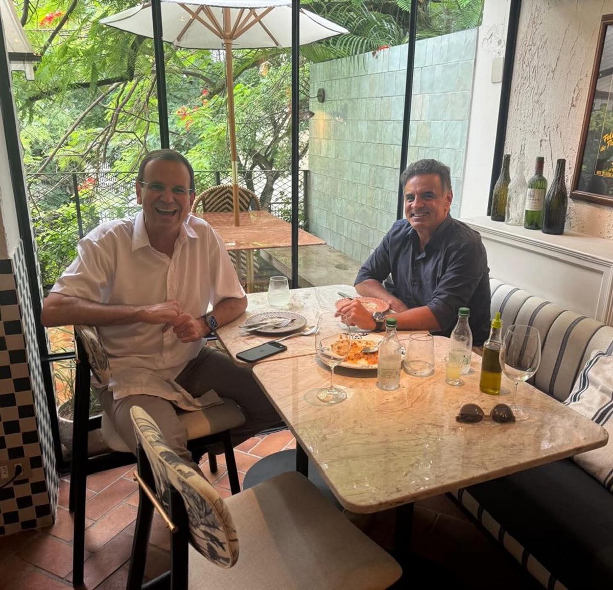 proftulionit's tweet image. Eduardo Paes é assim! Quer ser o candidato a governador de uma FRENTE AMPLA em defesa da democracia...

Mas não pode ver um GOLPISTA que ele convida pra almoçar...