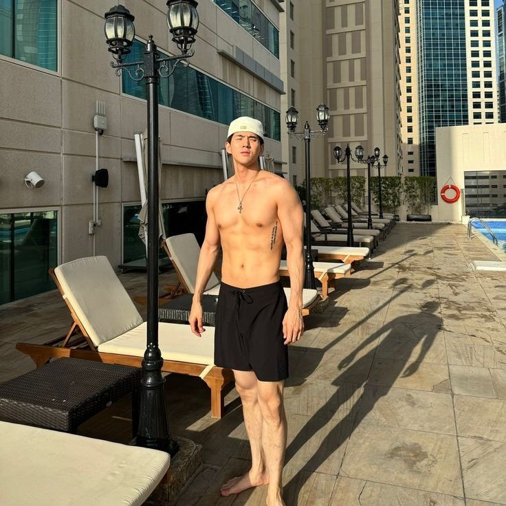 180cmpapi's tweet photo. cold weather, warm pool, cold stare. guess which one you should be most afraid of. https://t.co/55yDTHHFzf