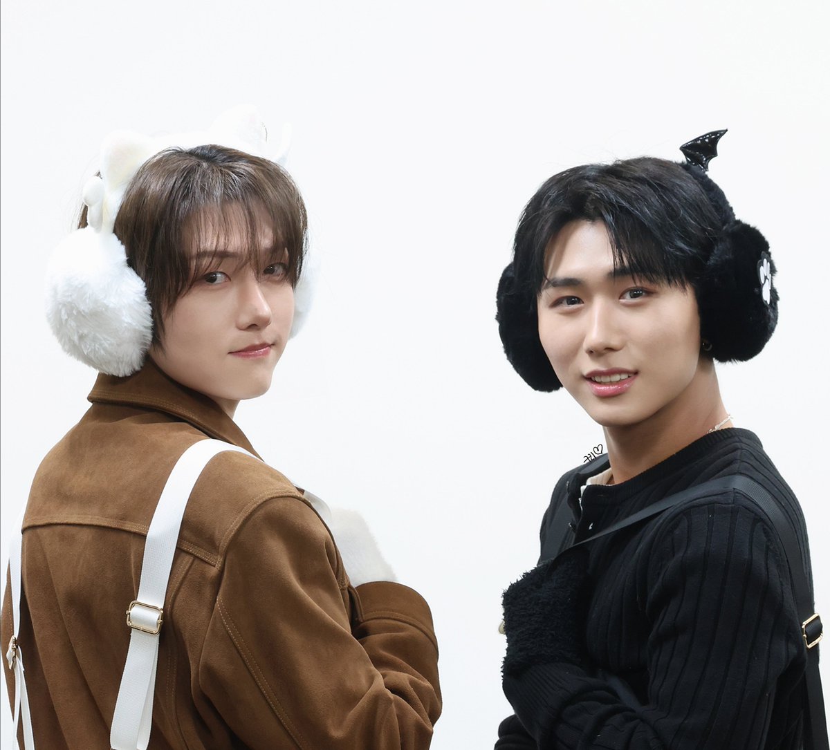 260207 에버라인 시즌그리팅

🐻: 하나, 둘, 셋!!
(。･.･｡)人(｡･.･。)♡

#세현 #SEHYEON #주원 #JUONE
#디케이지 #DKZ