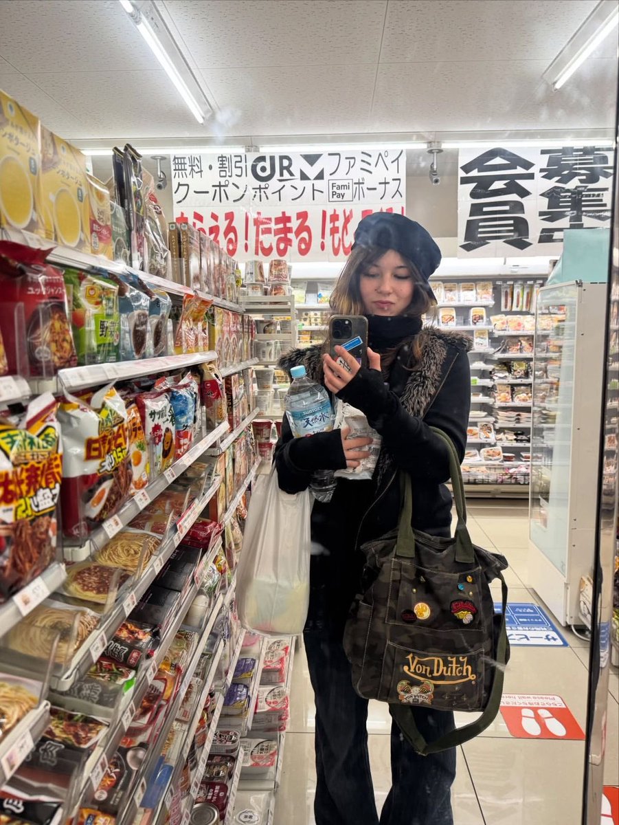 glowinghibiscus's tweet image. i have a big fat lesbian crush on alysa liu like suddenly im into sports