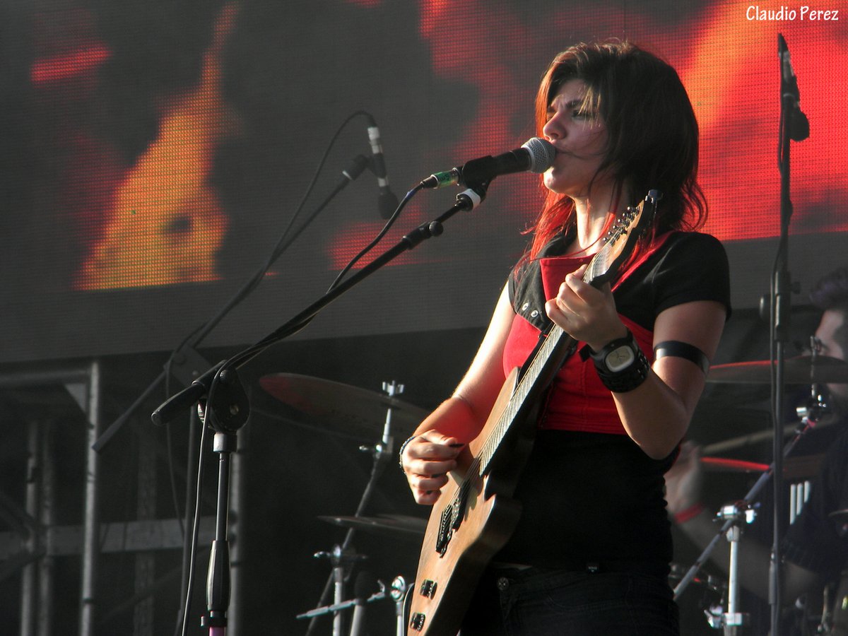 ClaudioPerezcba's tweet image. #Día6: @Cosquin_Rock 2012, pleno sol de verano en las sierras cordobesas y unas pibas que siempre juegan de local. Porque obvio, son de la casa... @ErucaSativa.

@lulabertoldi 
@BrendaMartinArg