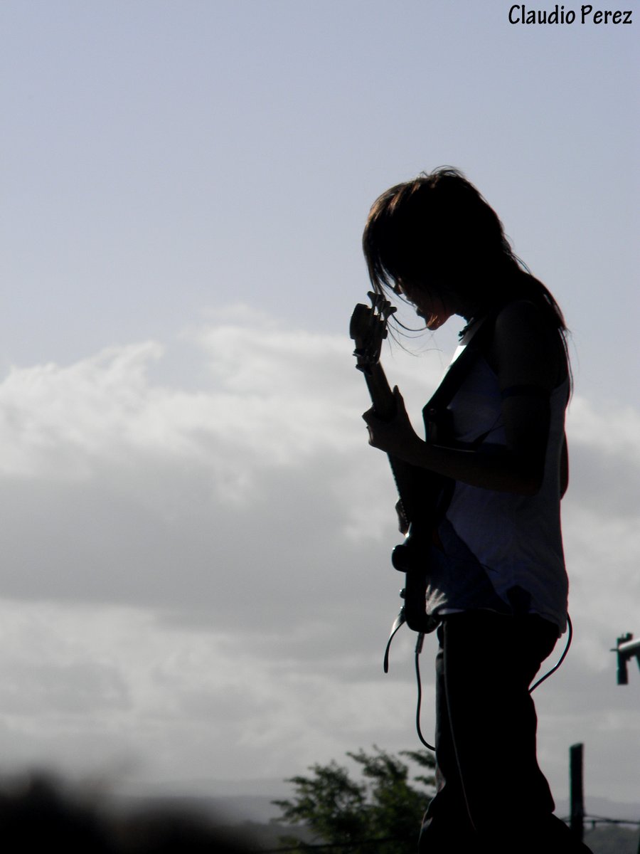 ClaudioPerezcba's tweet image. #Día6: @Cosquin_Rock 2012, pleno sol de verano en las sierras cordobesas y unas pibas que siempre juegan de local. Porque obvio, son de la casa... @ErucaSativa.

@lulabertoldi 
@BrendaMartinArg