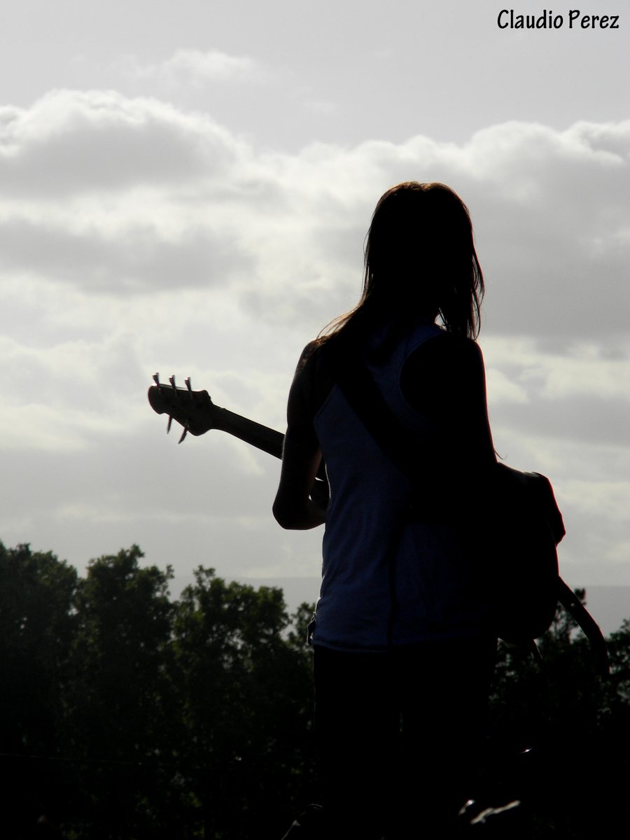 ClaudioPerezcba's tweet image. #Día6: @Cosquin_Rock 2012, pleno sol de verano en las sierras cordobesas y unas pibas que siempre juegan de local. Porque obvio, son de la casa... @ErucaSativa.

@lulabertoldi 
@BrendaMartinArg