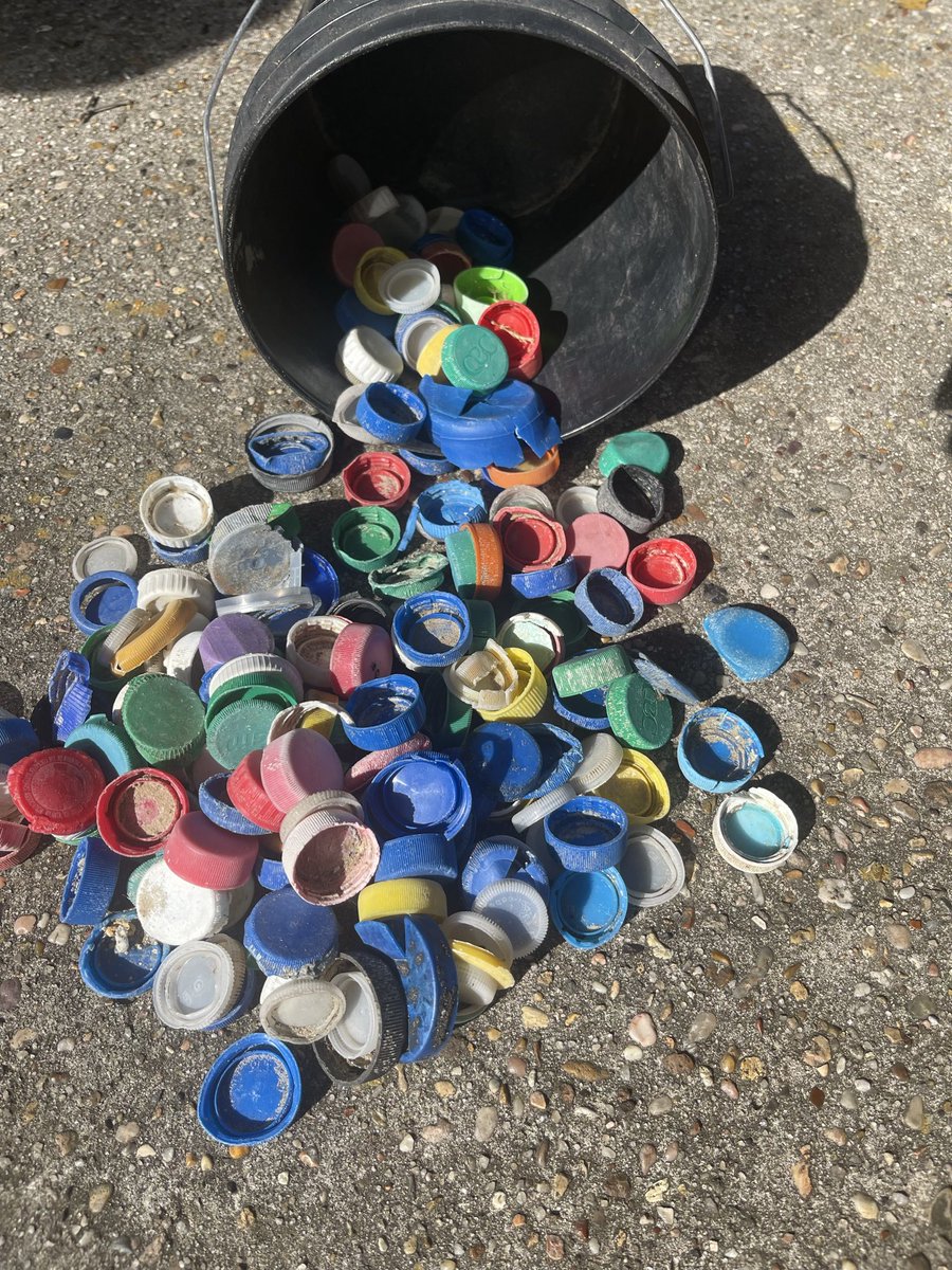 ShorelineTexas's tweet photo. Collected in less than 30 minutes and within 25 feet of trash bins. 42.4 lbs and 202 bottle caps. We have to #dobetterbebetter #packitinpackitout #northjettybaitcampbolivarpeninsula https://t.co/CnpZvghnDX