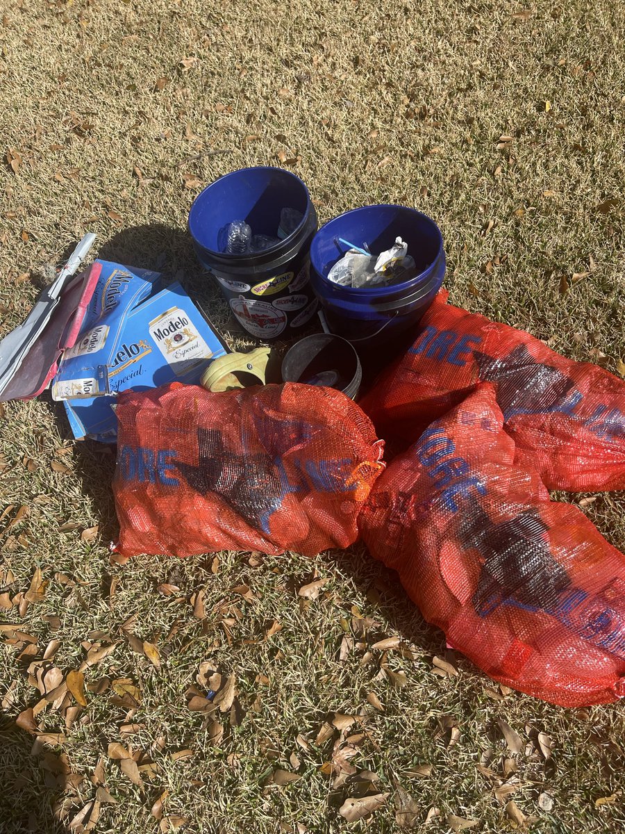ShorelineTexas's tweet photo. Collected in less than 30 minutes and within 25 feet of trash bins. 42.4 lbs and 202 bottle caps. We have to #dobetterbebetter #packitinpackitout #northjettybaitcampbolivarpeninsula https://t.co/CnpZvghnDX