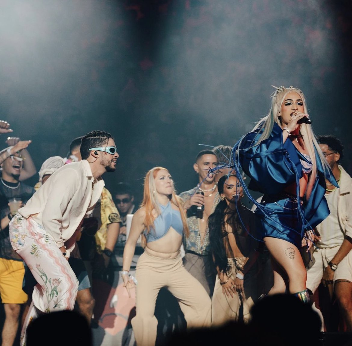 fleurqts's tweet image. bad bunny was the one who introduced villano antillano (trans woman rapper/singer) to bizarrap the argentinian who was one of the biggest hit makers in that year and then defended her from transphobes

and that collab was a hit in latin america