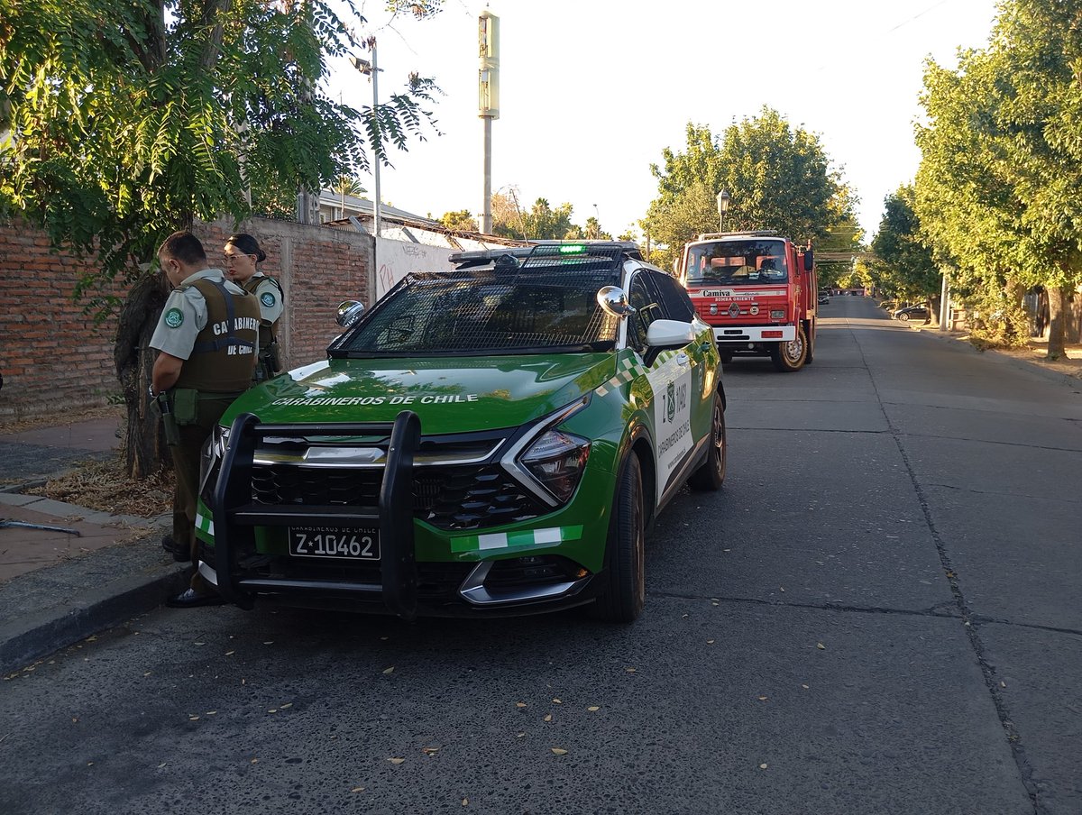 Esta tarde trabajamos en presumible emanación de gas en 7 oriente 7 y 8 norte #Talca. Al lugar concurrió la Bomba de reemplazo de nuestra unidad.

Bomba España de Talca 🇪🇦