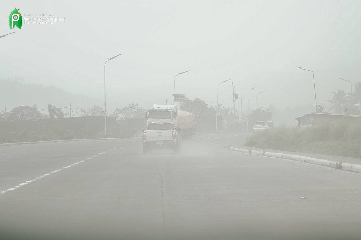 mnlstandardph's tweet photo. IN PHOTOS │Mayon Volcano belched the largest pyroclastic density current (PDC) or ‘uson’ yesterday morning, showering villages around it with ash, according to the Philippine Institute of Volcanology and Seismology (Phivolcs). Photo shows a wall of ash blocking the view of its almost perfect cone. 

MDRRMO-MRETU

👉 For the latest news, visit https://t.co/rmQCnNSOvI