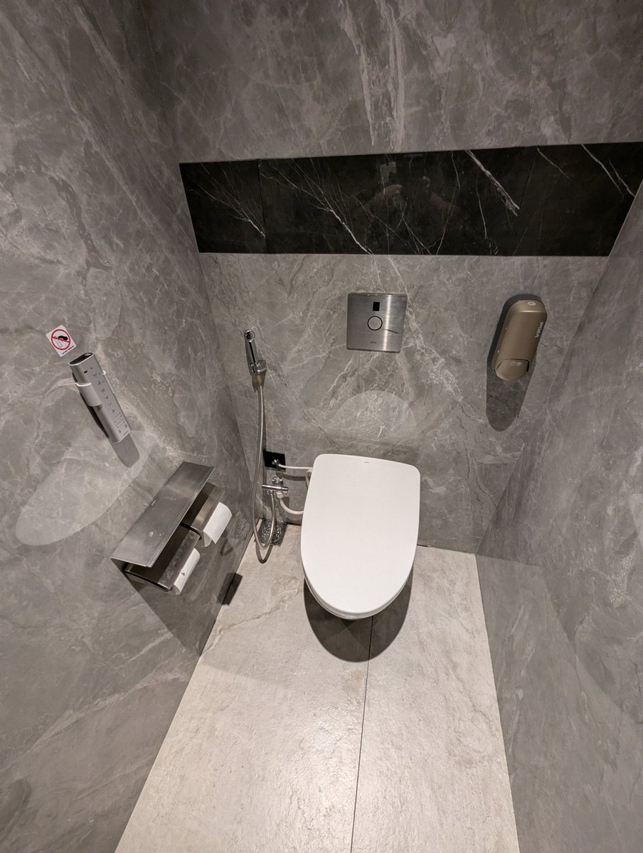 FrankReardon1's tweet photo. OK OK OK this has pushed my limits of the finer things in life. At the @SingaporeAir #Silverkris lounge. There is a remote for the toilet. I say this again. There is a remote for the toilet. 🚽 😳
FEB.10.2026
#FranksSoloAdv2026🛫 https://t.co/nmdgEff0bq