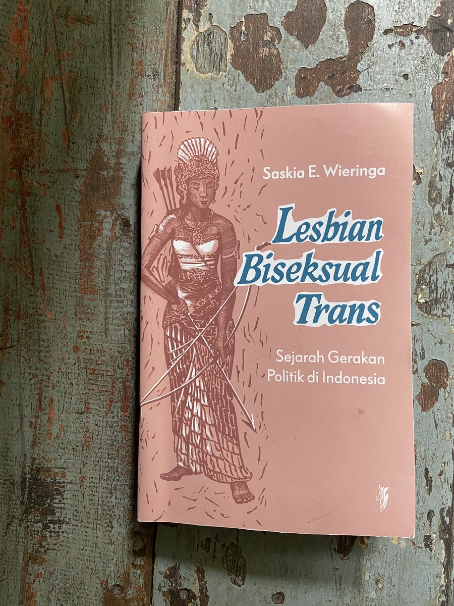 “Secara historis, beberapa bentuk tarian di Nusantara tidak asing dengan transgender ataupun lintas busana. Di antaranya adalah tari lenong Betawi; tari gandrung di Banyuwangi, Jawa Timur; pagelaran ludruk dengan tari remo; tari lengger Banyumas; sandhur di Madura”