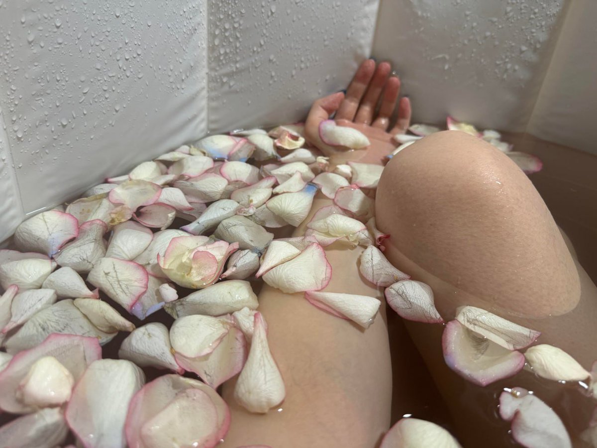 milly4lrech's tweet photo. Rose petal bath https://t.co/7rls6rRbed