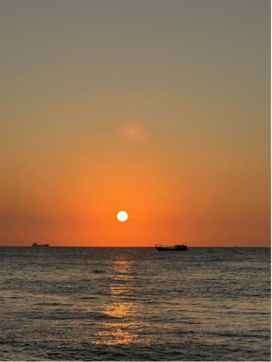 DongfangToday's tweet image. 🟡Why not come to Dongfang for a romantic rendezvous with the evening sun? As the sunset paints the sky in gold, let the crimson clouds heal you from a day of weariness.