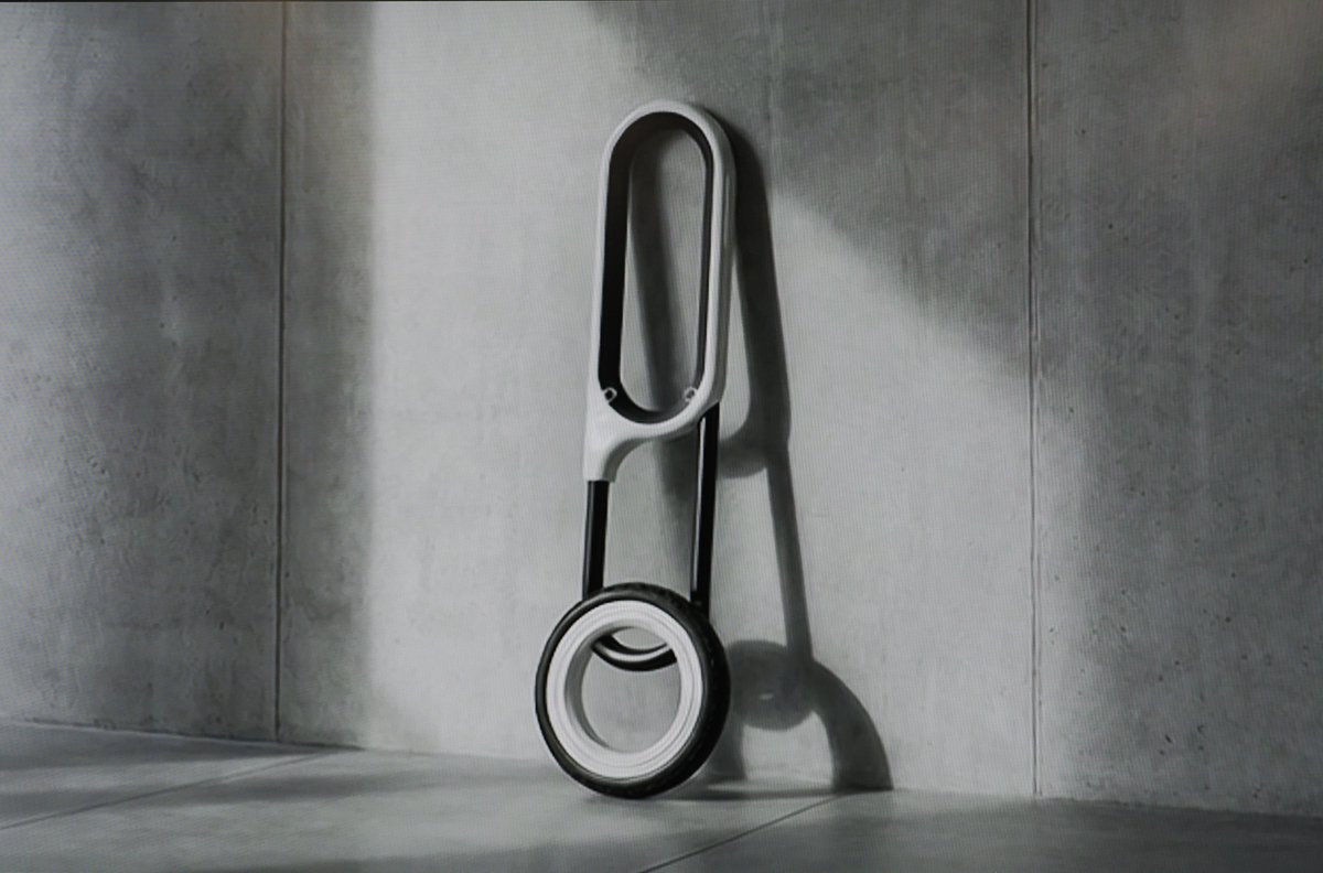 ＼卒展作品ピックアップ／

クリエイティブデザイン科
高度プロダクトデザイン専攻

Sullo

「歩く」と「乗る」の間にある新しいパーソナルモビリティの提案です。

蹴って進んでを繰り返しスイ〜っと移動するのが
とても楽しそうです！乗ってみたい！

＃東洋美術学校 #卒業制作展 ＃トビソツ