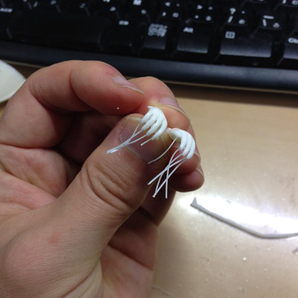 どうしても細かい気泡がひっかかって抜けないっていう場所ができちゃったら（本来そうならない配置や原型の形状を考えるのが正道なんだけど）、シリコン型に内径0.9mm外径1.1mmの金属パイプつかって横方向に穴あけてしまうのよ。そうすると、横方向にレジンが押し出されるから気泡が抜けやすくなる。