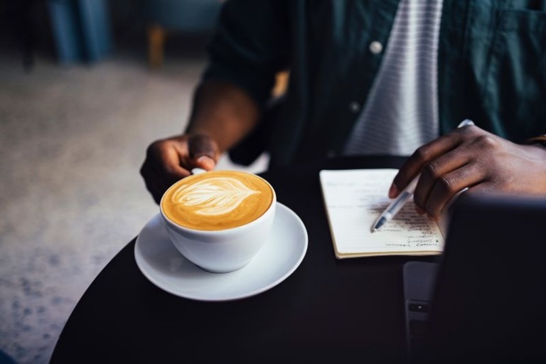 livedoornews's tweet image. 【判明】カフェイン入りのコーヒーや紅茶を毎日数杯飲むと認知症リスクが低減か、新研究
news.livedoor.com/article/detail…

1日に2～3杯のコーヒーまたは1～2杯の紅茶を飲む人に最も大きな効果が見られたという。また、研究チームの調査によると、カフェイン抜きの場合に同様の効果は見られなかったとのこと。