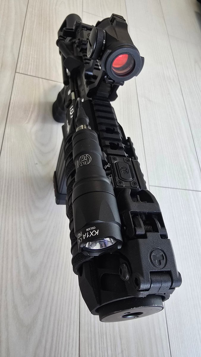 Ka_Chu_Sha's tweet photo. AR−15 MOD3をマイナーチェンジ

ハイマウント化
リモートスイッチを変更
バーティカルグリップの位置調整

Cクランプしやすくなって
違和感無くスイッチへアクセスできる

#ドルフロ 
#mws https://t.co/4Cqp23lItZ