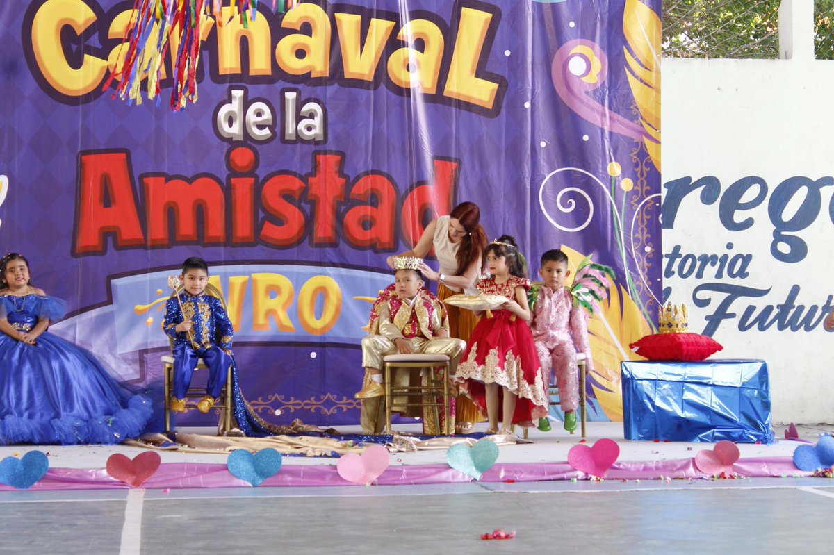 La presidenta del DIF Municipal de Veracruz, Daniela Lily Hernández, acompañó con alegría el Carnaval de la Amistad del Colegio Valentín Ruiz Obregón, donde se coronó a Aitana Fernanda I y Joel Alejandro I, celebrando tradiciones que fortalecen la unión de nuestras niñas y niños.