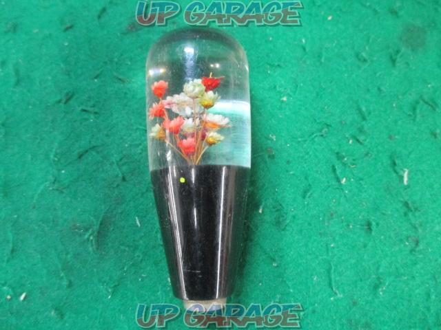 【車好きクイズ】
 Q.このお花が入ったシフトノブ💐当時物はかなり高値で取引されています。名前は何でしょうか？？