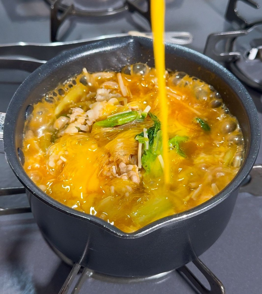 全部入れてとりあえず煮たら仕上げに卵まわしかけるだけの即席チゲ