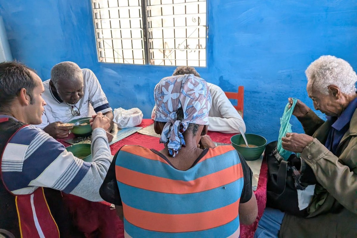 Muchas manos solidarias se unen para que el proyecto "A La Güinera ponle corazón" continúe ofreciendo alimentos a personas de esa comunidad en situación de vulnerabilidad. 
#Cuba #CDRCuba #TumbaElBloqueo #CubaVencerá
