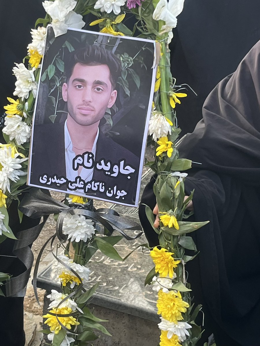 ShahedAlavi's tweet photo. علی حیدری ۱۸ دی‌ماه در جریان اعتراضات مشهد مجروح و بازداشت شد. او تا ۲۰ بهمن که پیکرش برای خاکسپاری به خانواده‌اش تحویل شد در وضعیت ناپدیدسازی قهری بود. 
جان‌باخته حیدری، دادگاهی نشده بود تا حکم‌ اعدام گرفته باشد. او در بازداشتگاه به قتل رسیده است؛ زیر شکنجه یا با شلیک تیر خلاص. https://t.co/YGWtFp2cjv
