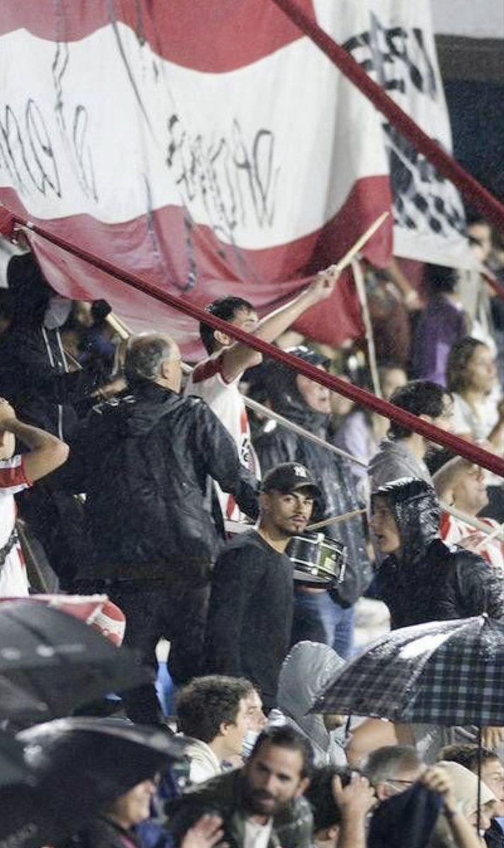 Partido de Copa, día lluvioso fui entendiendo el amor hacia estos colores y camiseta. Cantando sin parar y tapando los de enfrente. 
Ellos no lo van a recordar porque sera un partido mas para ellos pero para mi fue una clasificación a mucho huevo y jugando con algunos pibes de la