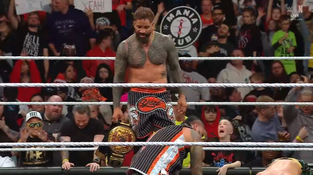 theusotwinzcom's tweet photo. #WarningShot #DayOneIsh #WWERaw https://t.co/lmkVDFNnsc