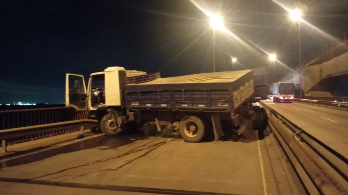 #RN12 Complejo Zarate - Brazo Largo, Puente Urquiza, sentido S-N, tránsito cerrado debido a siniestro. #Demoras #Precaución