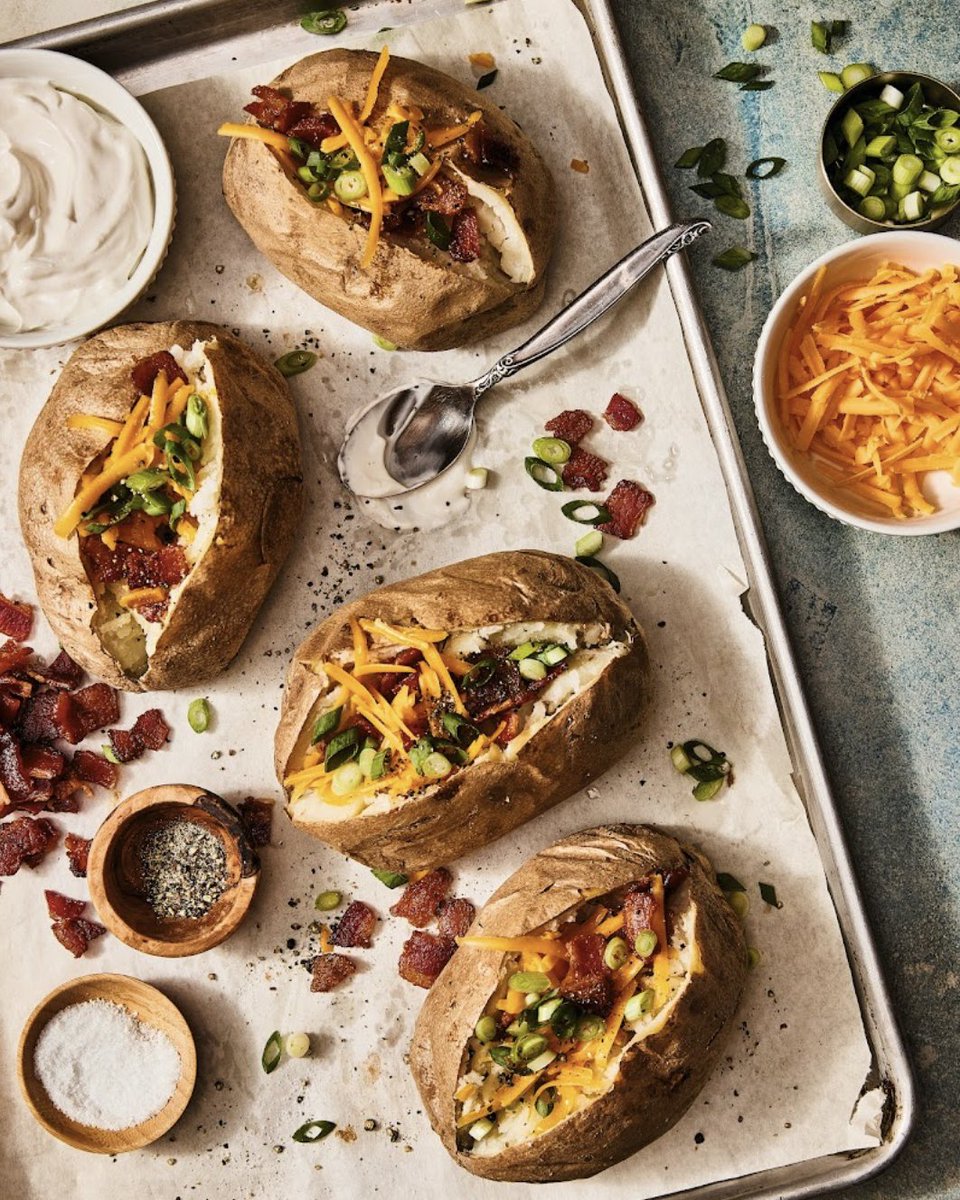 DollyParton's tweet image. Eat your heart out this Valentine’s Day! 💘 This meal was made with love by my sister Rachel and me. Try one of these dishes from our #GoodLookinCookin cookbook. dolly.lnk.to/GoodLookinCook…