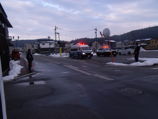 ／
商店街では安全運転！
＼

輪島警察署は穴水商店街で交通監視を行っています
穴水商店街の道路は時速30キロ規制です
商店街は近隣住民や登下校をする生徒が通ります
歩行者が安心して通れるように、ドライバーの皆さんは速度を落として安全運転を心掛けてください