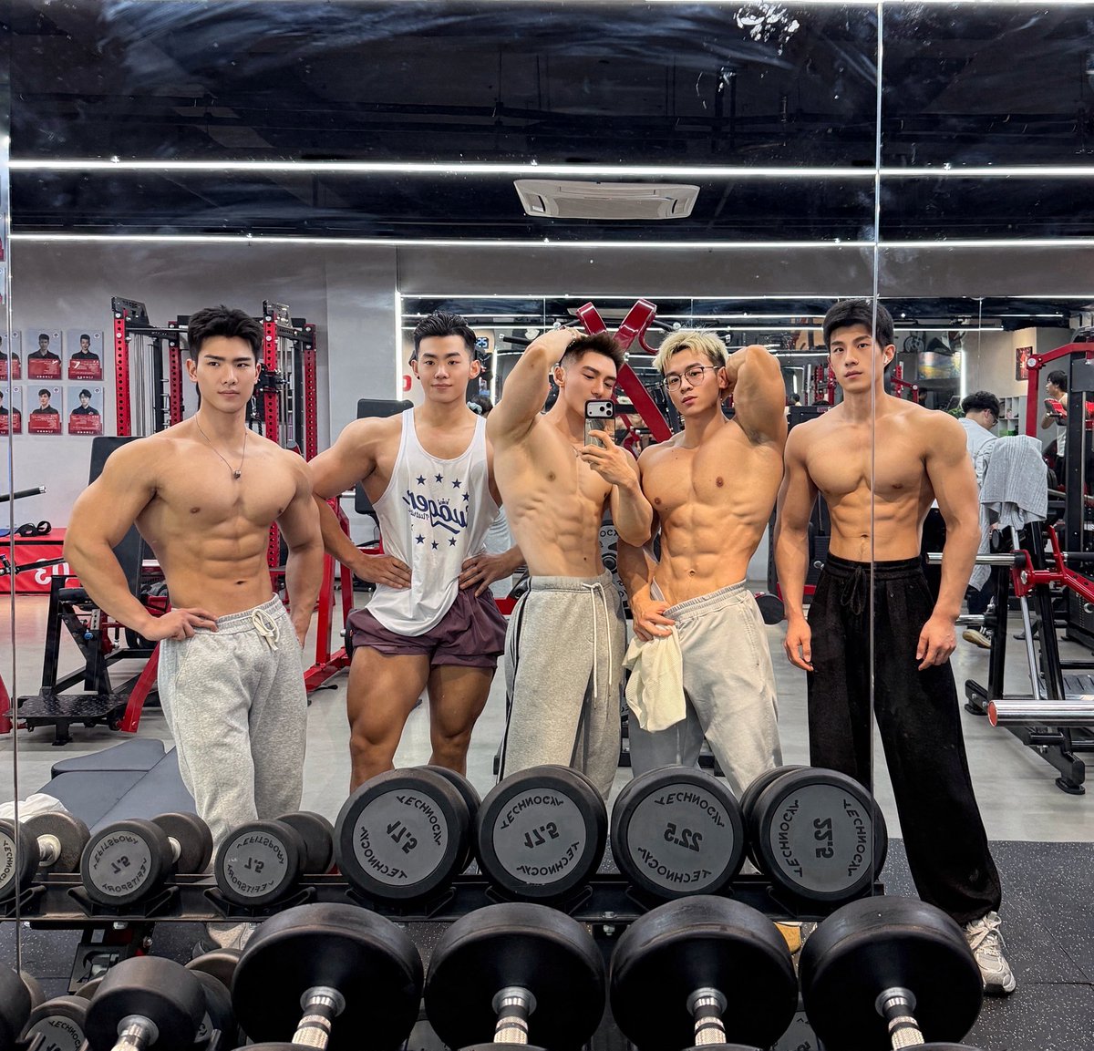 夜未央 tweet media