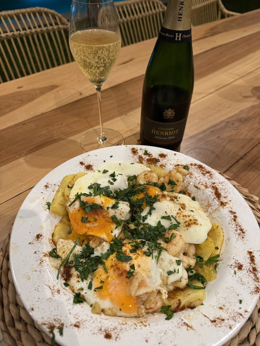 gustavinos's tweet photo. Bodegón con smoking 🥔🍳🦐🥂 https://t.co/moaQ1h4WX7