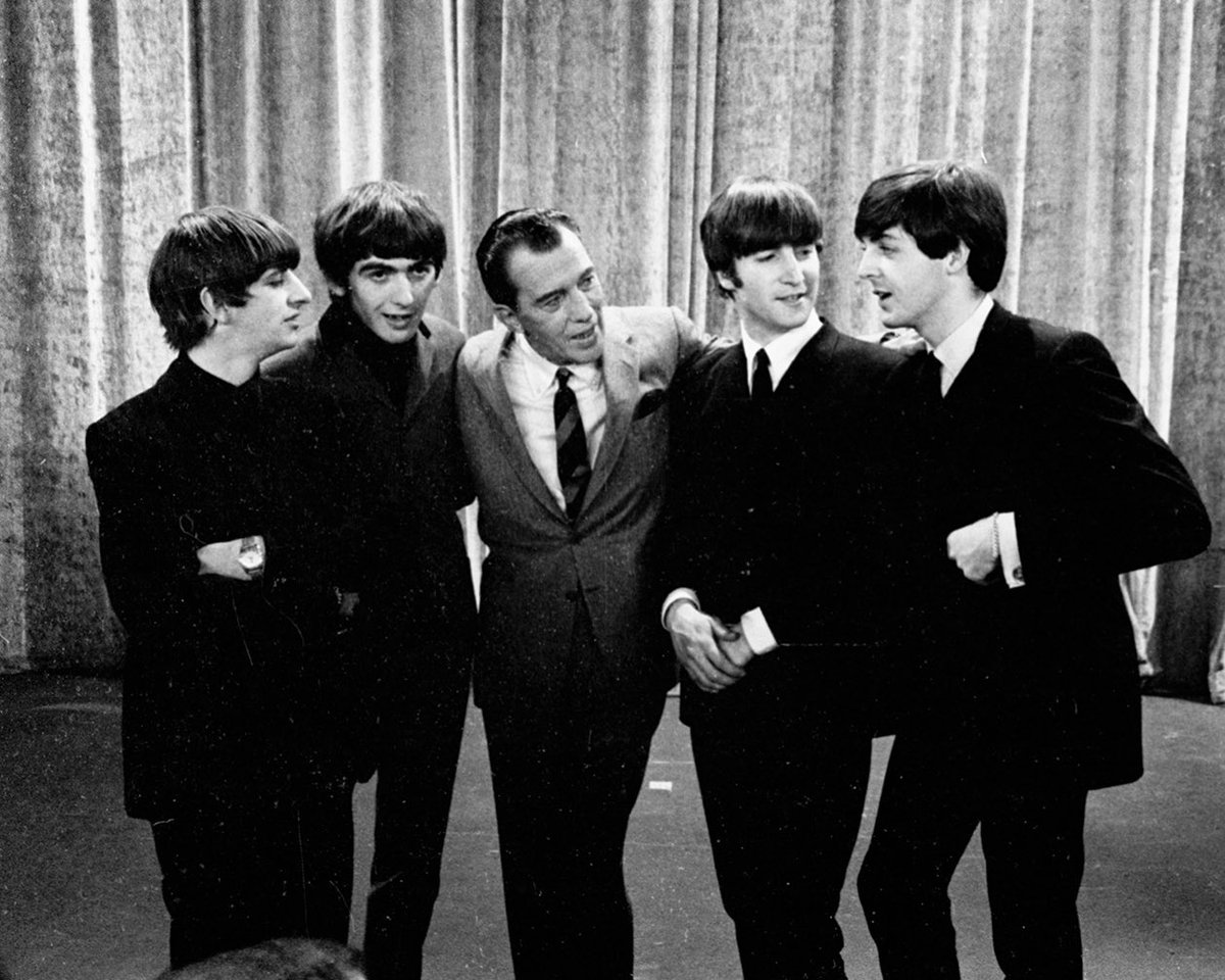 会場の皆様、ザ・ビートルズです！ ファブ・フォーは1964年2月9日午後8