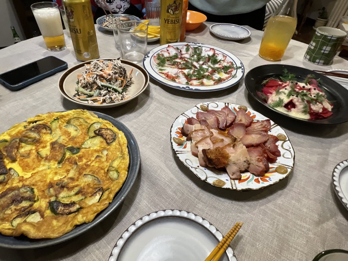 昨日の写真を見たらおいしさが蘇ってきた．ズッキーニオムレツの薄さが絶妙で驚いた．メインイベントのねぎま鍋の写真を撮り忘れた〜．すばらしい晩でした！