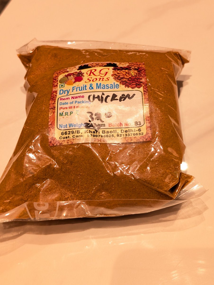 miuraken's tweet photo. インド脱出。（自分用の）お土産には、デリーのスパイス市場カリ・バオリでサフランとチキンカレー用のマサラを買った。
サフランは1gで750円くらい。マサラはちょっと多すぎ。 https://t.co/Rjd28mrBc5