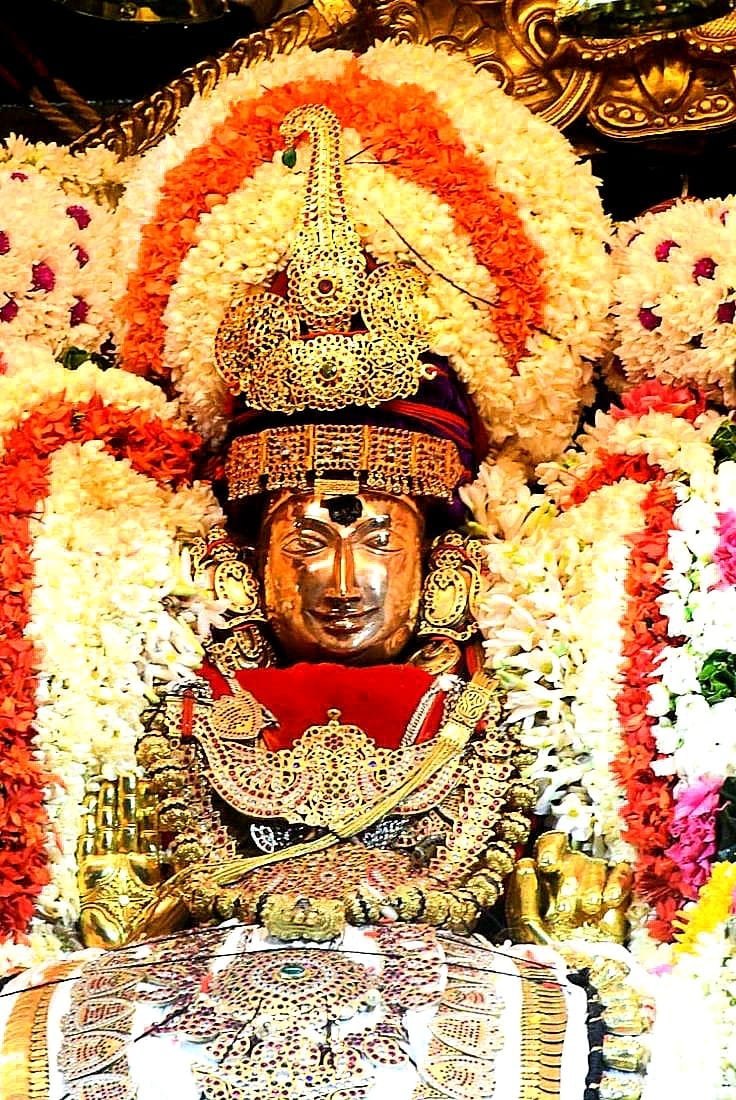 TheDanceOfSiva's tweet photo. #சுத்தாத்வைத_சைவசித்தாந்தம் 

சிவபெருமான் சீவன்முத்தரிடத்து எவ்வாறு ஒன்றுபட்டு நிற்பன்?

இவ்வுலகில் சீவன்முத்தர் செயல் யாவும் தான் செய்ததாகக் கருதி இவர்களுக்குச் செய்யப்பட்ட செயல்களனைத்தையும் தனக்குச் செய்ததாகவே கொண்டு அவர்களுடன்
கூடித் தயிரில் நெய்போல விளங்குவன்.

இந்நிலைமை எவ்வாறு உண்டானது?

யான் எனதென்னும் அகங்கார மமகாரங்கள் அற்றபோது உண்டாகத் தக்கது. அன்றி நான் செய்தேன்
என்னும் ஆன்மாவுடன் அரன் அநாதி காலந்தொட்டு
அத்வைதப்பட்டிருப்பினும் அவர்களுக்குப் பிரகாசியான்.
அவ்வாறு பிரகாசியாதபோது கன்மம் வேறொரு சரீரத்தை
எடுக்கச்செய்து போகம் புச���க்க விருப்பத்தையும் உண்டாக்குமென அறிக.

இன்னோர் தன்மையை விளக்குக.

“மனத்தகத் தழுக்கறுத்த மௌனயோக ஞானிகள்
முலைத்தடத் திருப்பினும் பிறப்பறுத் திருப்பரே”

எனவும்,

“யான் என்னும் அழுக்கறாதார் வனத்தகத் திருப்பினும்
மனத்தகத் தழுக்கறார் ” 

எனவும் உணர்க. அஃது எதுபோல எனில் அக்கினித்
தம்பனஞ் செய்வானை அனல் சுடாதவாறும் மந்திர சித்தபுருஷர்களை விடம் வாதனை பண்ணாதவாறும் ஆம்.

அற்றேல் பிராரத்த கன்ம மாத்திரம் எவ்வாறு
பொருந்தும்?

பெருங்காயம் இருந்த பாண்டமானது அக்காயவாசனை வீசப் பெறுவதுபோலும் குயவன் திகிரி கடஞ் செய்த
பின்னும் தானே நின்று மெல்லமெல்லச் சுற்றிக்கொள்வது
போலும் அறிக.

திருக்கயிலாய பரம்பரைத் தருமை ஆதீன வெளியீடான சித்தாந்த சைவ வினாவிடை(1953) என்னும் நூலில் இருந்து.

நூலசிரியர் : திருஞானசம்பந்தசாமி பிள்ளை.
