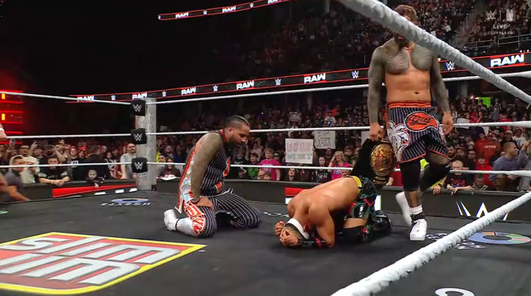 theusotwinzcom's tweet photo. #WarningShot #DayOneIsh #WWERaw https://t.co/L0i7LFCzFK