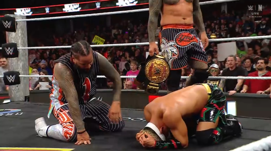 theusotwinzcom's tweet photo. #WarningShot #DayOneIsh #WWERaw https://t.co/L0i7LFCzFK
