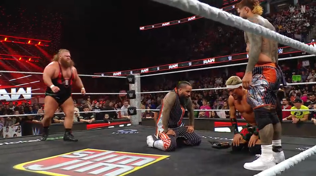 theusotwinzcom's tweet photo. #WarningShot #DayOneIsh #WWERaw https://t.co/L0i7LFCzFK
