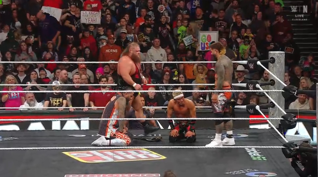 theusotwinzcom's tweet photo. #WarningShot #DayOneIsh #WWERaw https://t.co/yN3eXT2Cdg
