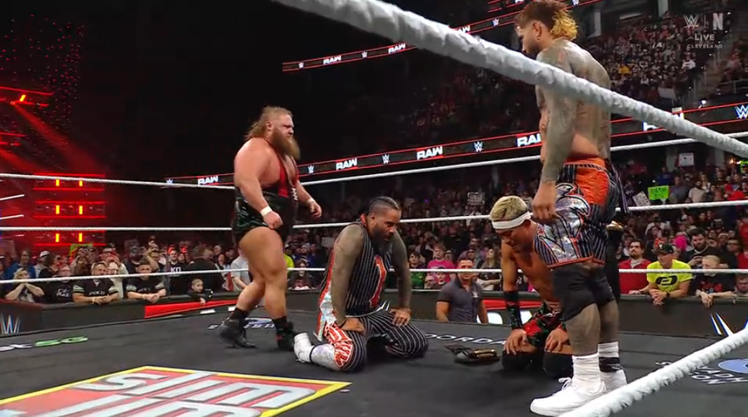 theusotwinzcom's tweet photo. #WarningShot #DayOneIsh #WWERaw https://t.co/yN3eXT2Cdg