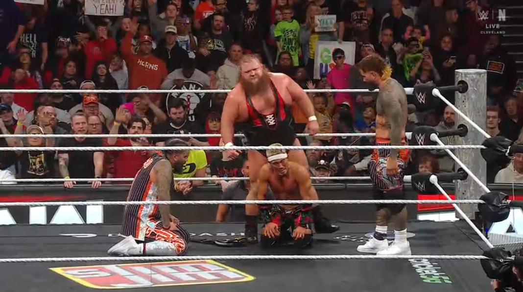 theusotwinzcom's tweet photo. #WarningShot #DayOneIsh #WWERaw https://t.co/yN3eXT2Cdg
