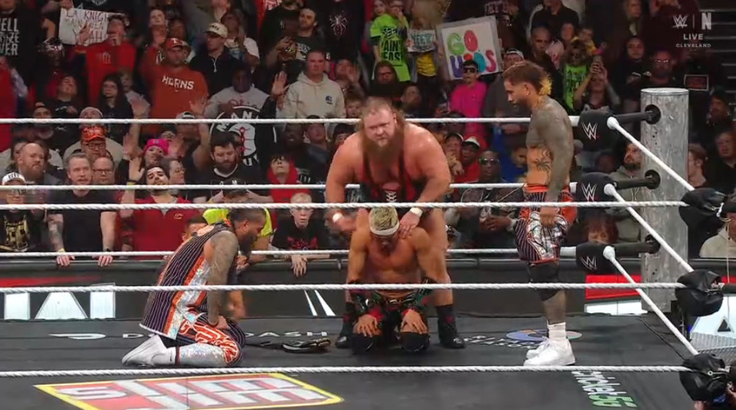 theusotwinzcom's tweet photo. #WarningShot #DayOneIsh #WWERaw https://t.co/Sd5EhPzWPv