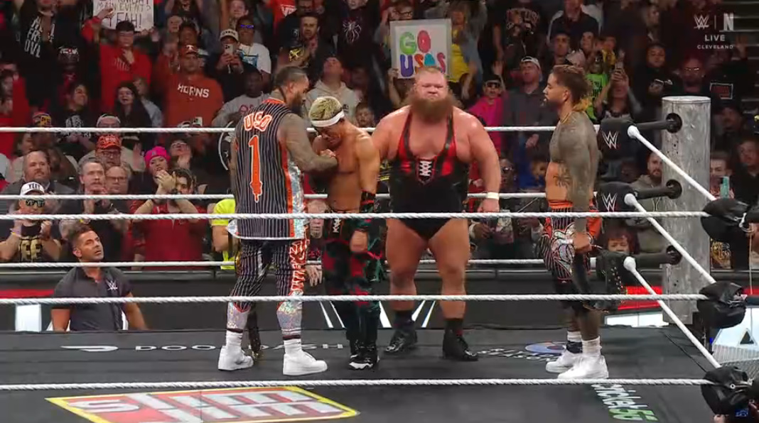 theusotwinzcom's tweet photo. #WarningShot #DayOneIsh #WWERaw https://t.co/Sd5EhPzWPv
