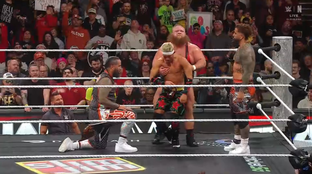 theusotwinzcom's tweet photo. #WarningShot #DayOneIsh #WWERaw https://t.co/Sd5EhPzWPv