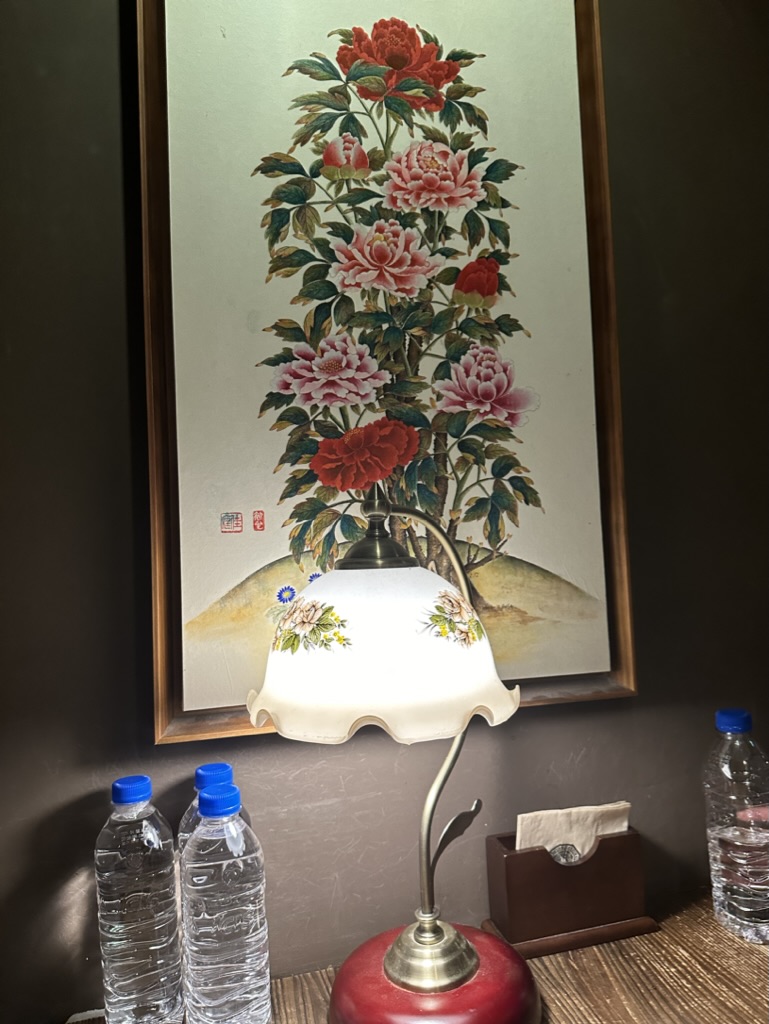 한국풍 칵테일바 여기도 좋아요.
입구가 숨겨져있어서 자개장 옆으로 들어가면 펼쳐지는 
옥좌 무언가...