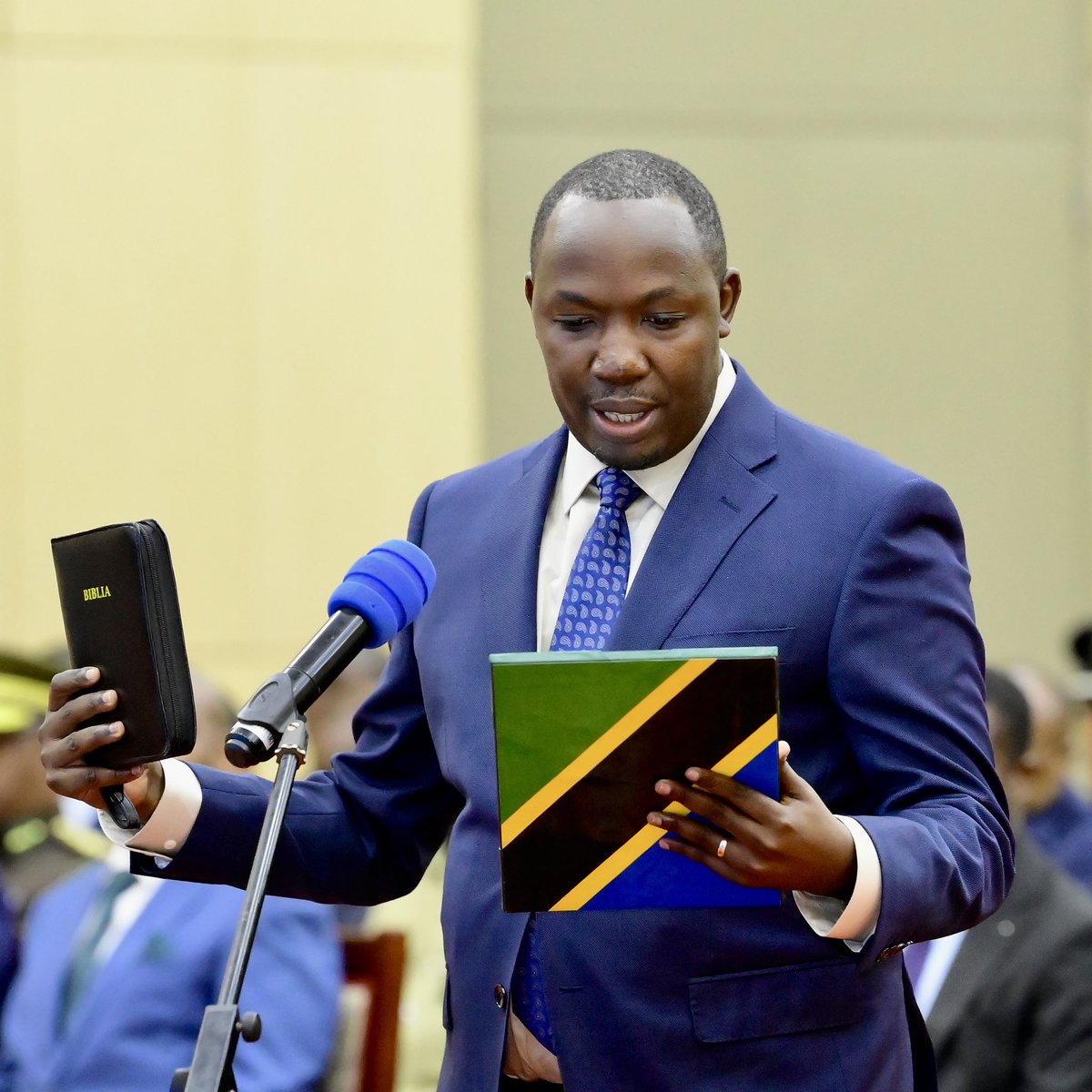 📍 IKULU, Dar es Salaam

Rais wa Jamhuri ya Muungano wa Tanzania, Mheshimiwa Dkt. Samia Suluhu Hassan akimuapisha Emmanuel Daud Tayari kuwa Naibu Katibu Mkuu, Wizara ya Afya (anayeshughulikia masuala ya dawa na vifaa tiba) kwenye hafla iliyofanyika Ikulu Jijini Dar es Salaam,